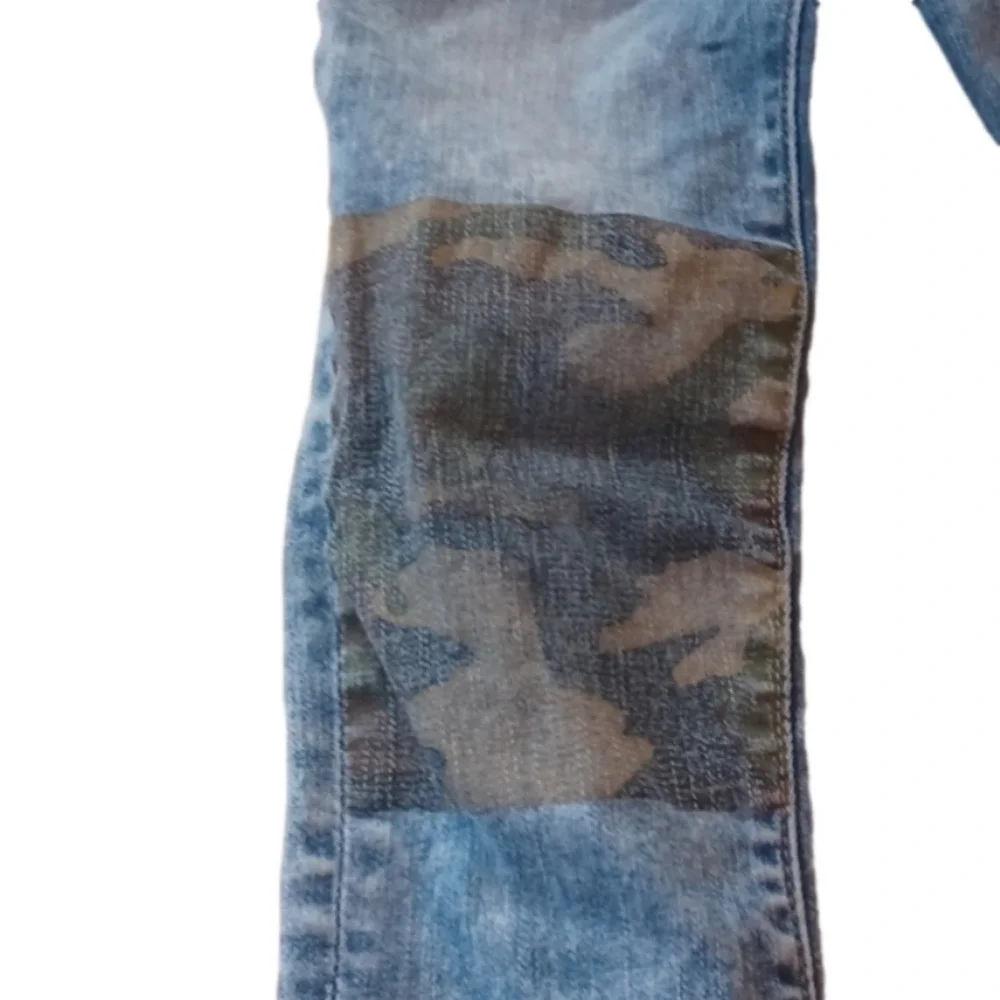 𝅺baby Gap size 4 slim fit  camo print knee lightwash jeans .